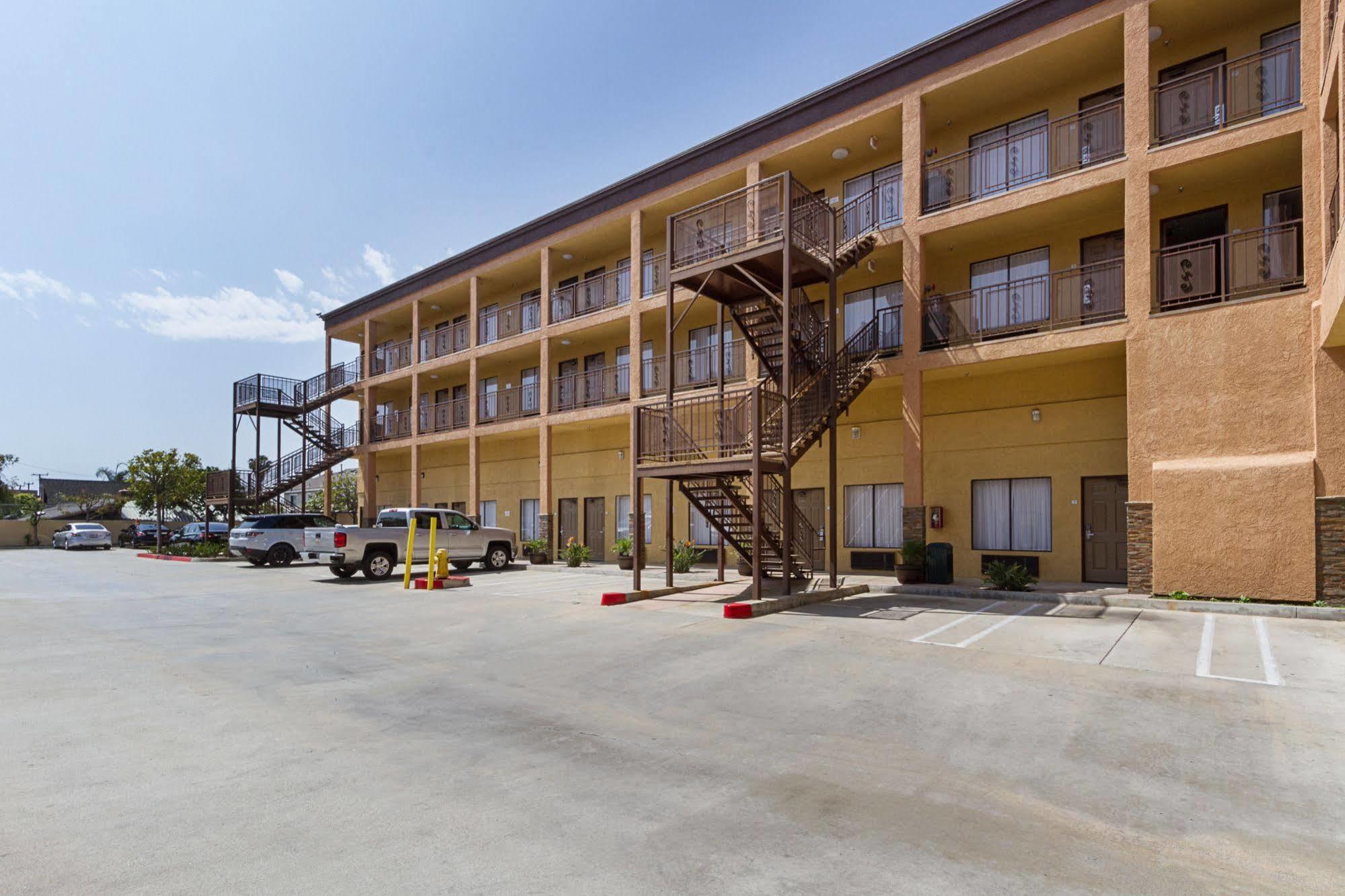 Quality Inn & Suites Huntington Beach Exterior photo